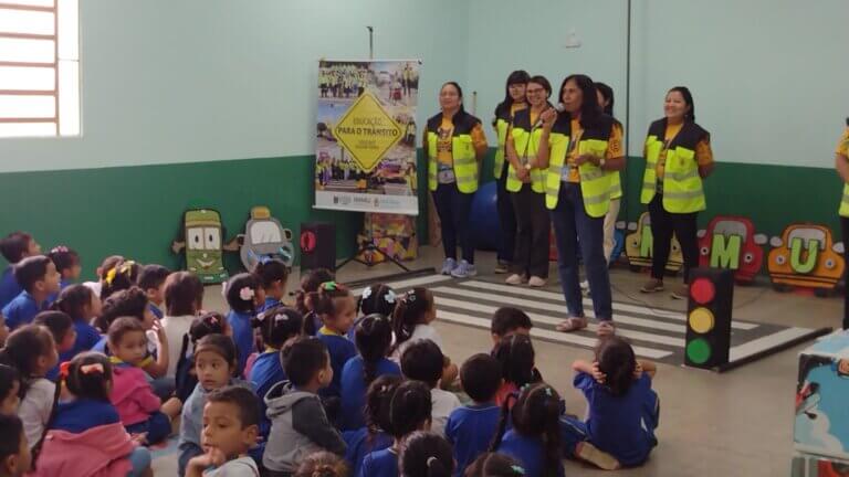 Prefeitura de Manaus leva atividade lúdica de trânsito à escola do bairro Tarumã