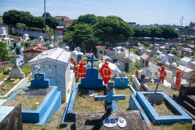Prefeitura de Manaus intensifica serviços de limpeza nos cemitérios e prepara programação especial para o Dia dos Pais