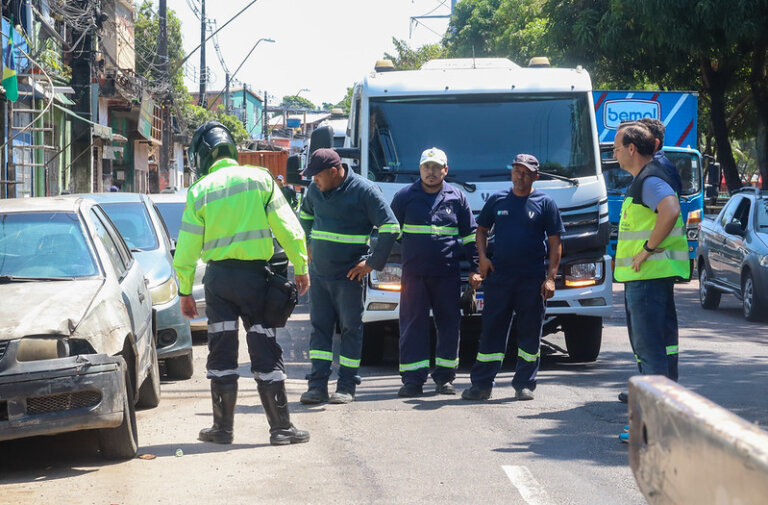 Operação ‘Sucata’ retira 145 veículos abandonados das ruas de Manaus