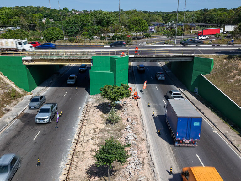 Prefeitura de Manaus revitaliza canteiro central e moderniza passagem de nível na avenida Max Teixeira
