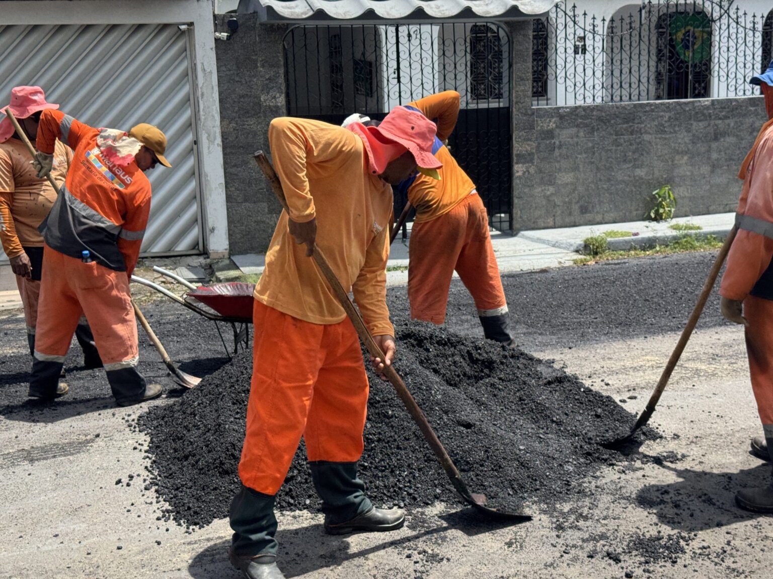 Prefeitura de Manaus atende solicitação de moradores e recupera trecho da rua Hortência, no Aleixo