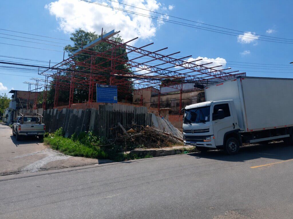 Obra embargada é alvo de nova fiscalização da prefeitura e tem ferramentas apreendidas neste sábado