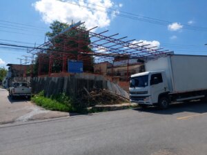 Obra embargada é alvo de nova fiscalização da prefeitura e tem ferramentas apreendidas neste sábado
