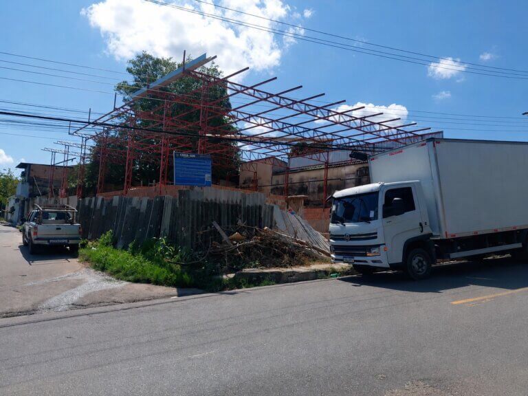 Obra embargada é alvo de nova fiscalização da prefeitura e tem ferramentas apreendidas neste sábado