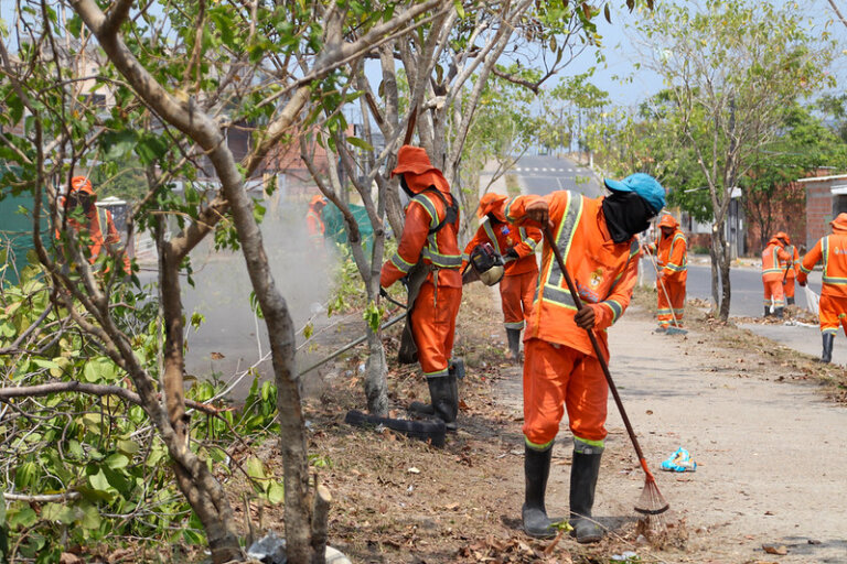 Prefeitura de Manaus leva serviços de limpeza e manutenção ao residencial Viver Melhor
