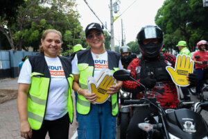 Prefeitura de Manaus realiza ação educativa na zona Oeste com abordagem de mais de 100 motociclistas e distribuição de brindes
