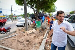 No Dia da Árvore, prefeito Renato Junior vistoria obra em canteiro central e reforça preservação da arborização na avenida Margarita