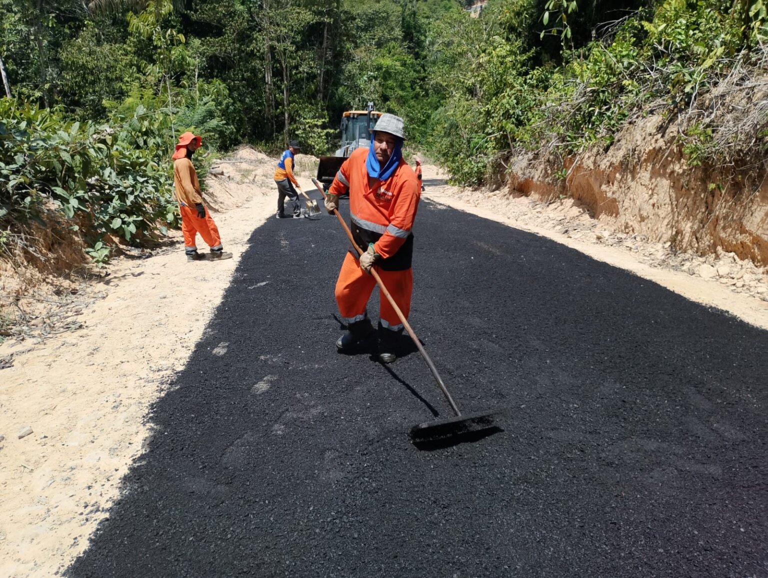 Prefeitura de Manaus pavimenta ladeira do ramal União com 80 toneladas de asfalto e transforma acessibilidade da via