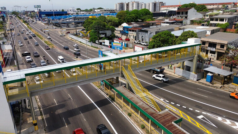 Prefeito Renato Junior entrega passarela na avenida Torquato Tapajós utilizada diariamente por 4,5 mil pessoas e confirma elevadores para garantir acessibilidade a PcDs