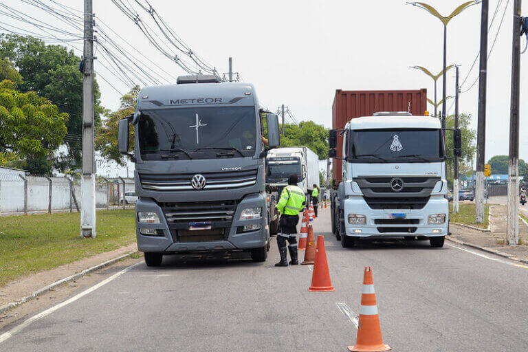 Operação ‘Carga Pesada’ resulta em nove veículos retidos na zona Sul de Manaus