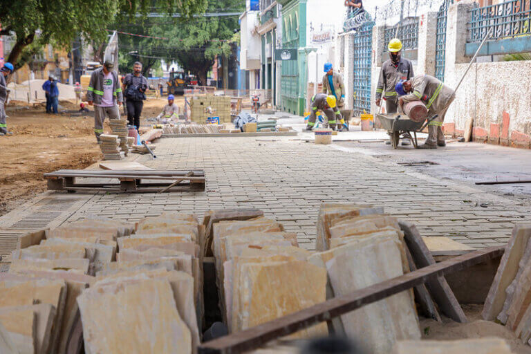 Prefeitura de Manaus avança com calçadas e infraestrutura urbana em obra de requalificação da rua Ferreira Pena
