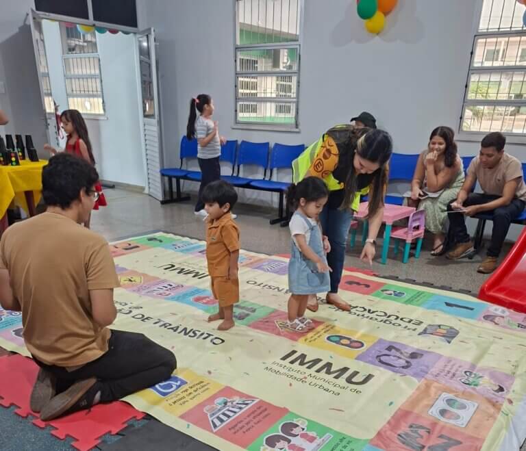 Prefeitura de Manaus orienta crianças sobre segurança no trânsito na zona Leste